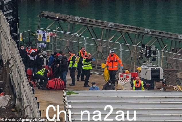 那些获得庇护的人将被允许在英国工作,并有望找到自己的住所