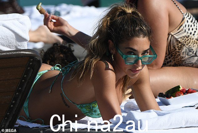 太阳女神:不吹泡泡的时候,Chantel就躺在躺椅上晒太阳