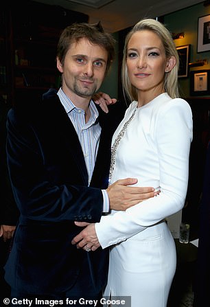 Heartbreaker:43 岁的 Kate Hudson 本周与 Bruce Bozzi 一起出现在播客 Table for Two 中,并公开了她与 56 岁的 Chris Robinson 和 Matt Bellamy 的两次痛苦分手(如图, 44)
