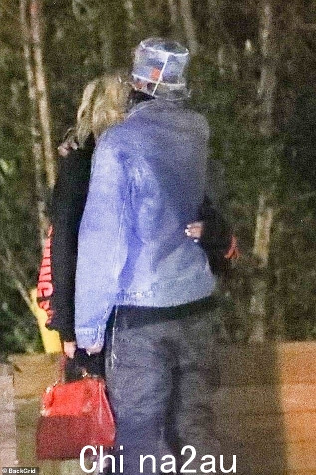 Hug:有人看到复杂的女歌手与说唱歌手拥抱,然后一起乘坐同一辆车离开