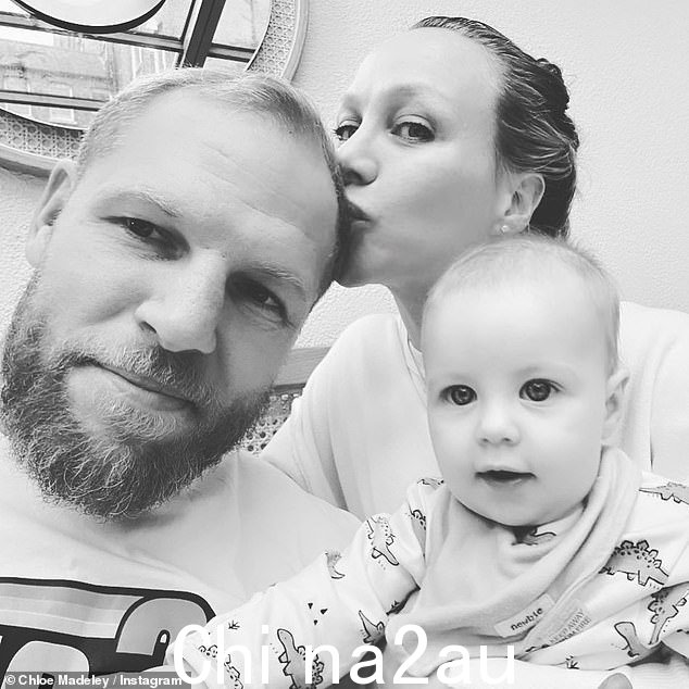 家庭:她张贴了一张与丈夫 James Haskell 的全家福,还有一张举着菩提在空中