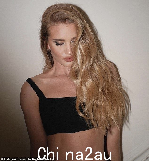 哇!这位两个孩子的母亲用令人惊艳的彩妆来突出她的模特造型,包括精致的带翅膀的眼线笔