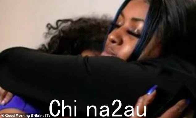 心烦意乱:当 Tanisha 紧紧地拥抱她时,她变得非常情绪化并开始哭泣