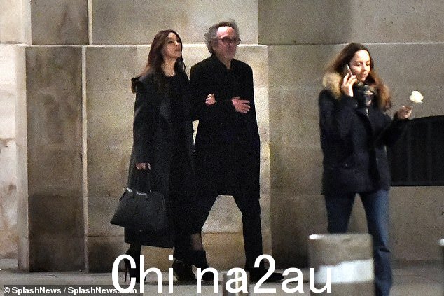 时尚:莫妮卡增加了几英寸她穿着一双黑色高跟鞋,背着一个相配的黑色手提包