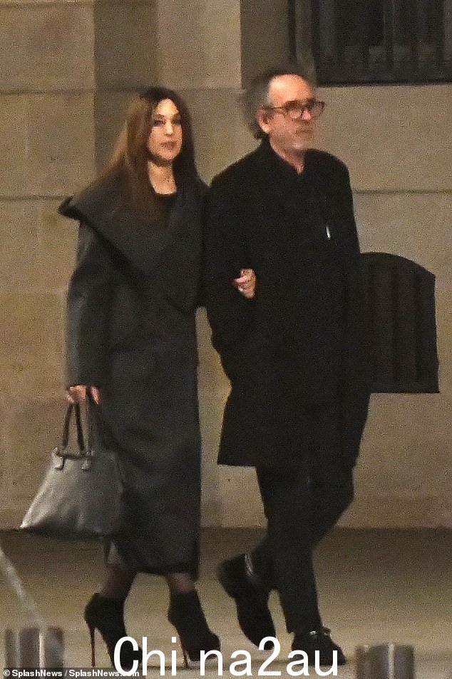 Spotted:还看到这对夫妇正前往观看由已故法国电影制片人 Louis Lumiere 于 1895 年执导的无声纪录片的再制作