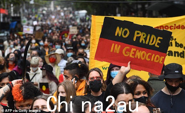 今年 Thorpe 参议员将在“不以种族灭绝为荣”的旗帜下与该组织一起游行(如图,澳大利亚日抗议活动)