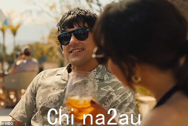 在这部深受喜爱的喜剧中,角色们不断地喝着鲜橙色的鸡尾酒