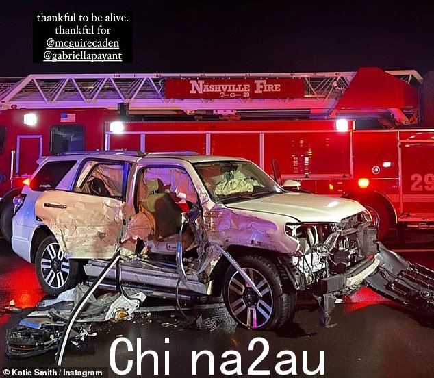 可怕:她张贴了一张她说她驾驶的 SUV 的照片,照片在乘客侧被撞坏了
