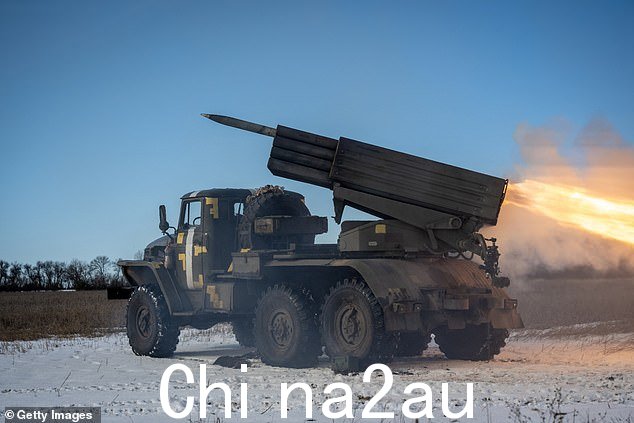 2 月 20 日,在乌克兰顿巴斯南部地区,乌克兰小队从他们的 BM-21 Grad 122 毫米多管火箭发射器向俄罗斯步兵阵地发射了四枚火箭中的一枚