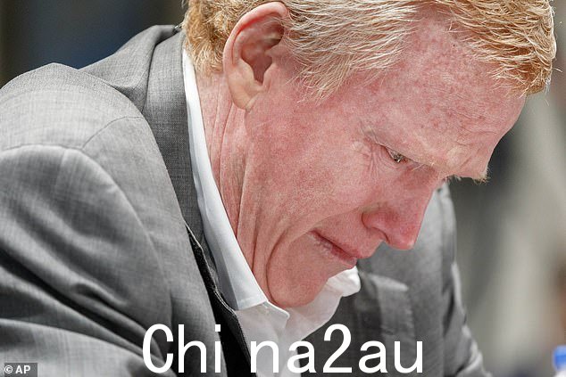 Alex Murdaugh 在被告席上接受双重谋杀案的审判,这起案件突然震惊了美国