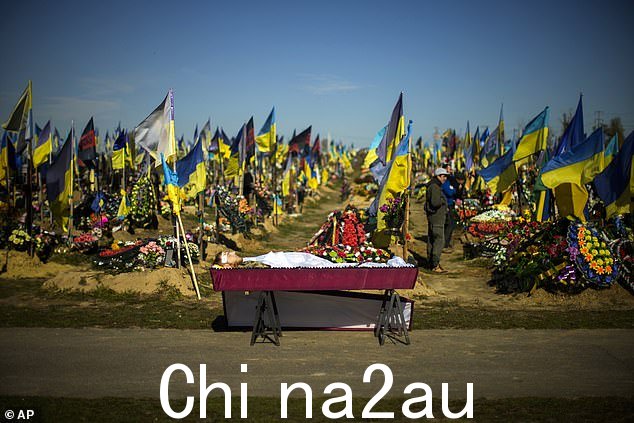 乌克兰军人的尸体在 2022 年 10 月 17 日在乌克兰哈尔科夫举行的葬礼上躺在棺材里