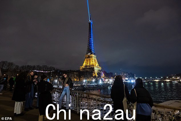 在巴黎,埃菲尔铁塔被乌克兰国旗的颜色照亮,以纪念俄罗斯入侵乌克兰一周年