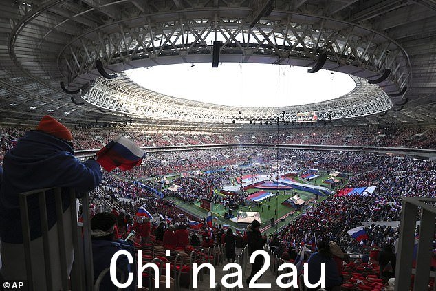 昨天,俄罗斯人在等待俄罗斯总统弗拉基米尔·普京的“祖国保卫者的荣耀”音乐会上挥舞着国旗,这是祖国保卫者日的前一天,这是在卢日尼基体育场向俄罗斯武装部队致敬的节日莫斯科
