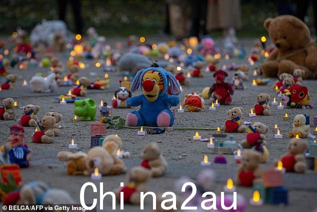 代表在乌克兰战争期间被绑架的儿童的泰迪熊和玩具,在 Avaaz 非政府组织和乌克兰难民在布鲁塞尔 Rond-point Schuman 组织的活动中出现在地面上