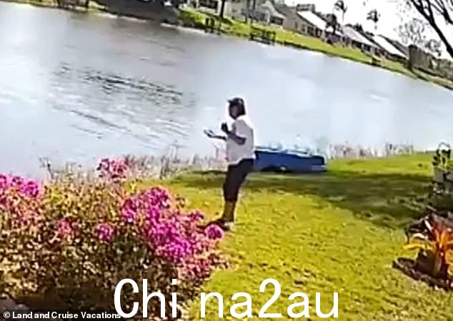她受惊的 76 岁邻居卡罗尔·托马斯告诉 Inside Edition,她在拨打 911 时试图帮助这名妇女。她向妇女伸出一根杆子,但为时已晚