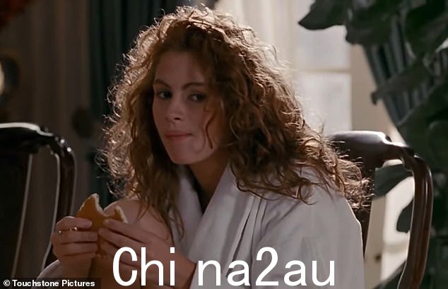 影片切换到爱德华(Richard Gere) 几秒钟,但当它返回时,Vivian 反而抓着她已经咬了一口的煎饼