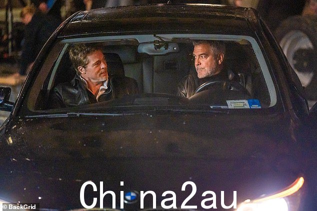 Brad 和 George 目前正在纽约市拍摄新的惊悚片 Wolves,他们在片场的经历让他们的“兄弟情比以往任何时候都更加紧密”,知情人分享道。