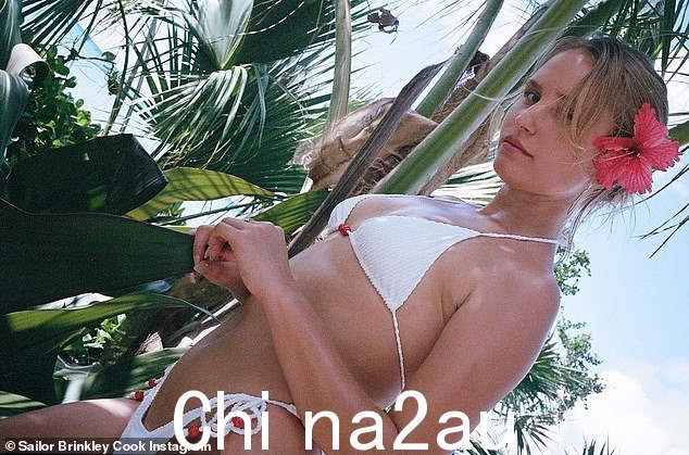 她已经是一名女模特了:就她自己的模特生涯而言,她说她很享受:'在模特工作中获得了很棒的经历,我很感激。'她赢得那个令人难以置信的人物的方式是自然的。 “我喜欢运动,我总是在运动,这是我妈妈养育我的方式,”她说。 “imageCaption”>她已经是一名海报女郎了:就她自己的模特生涯而言,她说她很享受:“在模特行业工作是一次很棒的经历,我很感激。”她赢得这个令人难以置信的身材的方式是自然而然的。“我热爱运动,我总是在运动,这是我妈妈养育我的方式,”她说</p> <img id=