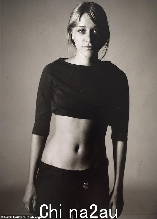 Throwback:David 曾与 Jean Shrimpton 有着非常专业和浪漫的联系,他在 1998 年为英国版 Vogue 拍摄 Chloe 时告诉她她的左侧(如图)