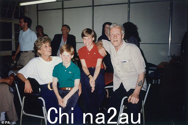 一张 1993 年参观该中心的感人照片显示年轻的威廉王子和哈里王子与他们的母亲戴安娜王妃和一位居民合影