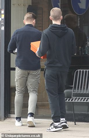 保持休闲:Freddie 穿着 Jordan 连帽运动服搭配黑白 Nike 运动鞋
