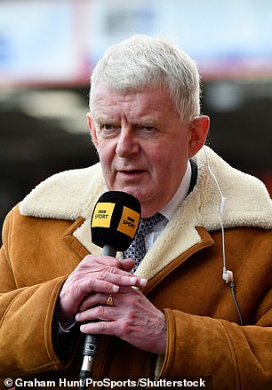John Motson 在 1990 年的威康比 1990 年暴风雪中颤抖 - 这将使他成为更大的明星,而他的羊皮大衣将成为他职业生涯的一部分