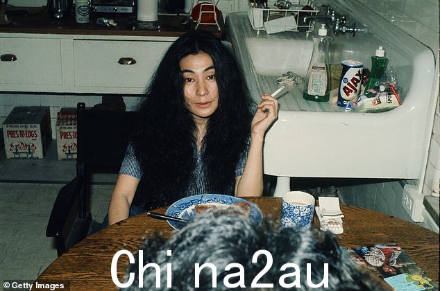 虽然没有迹象表明洋子打算卖掉她的男人hattan 公寓,此举标志着列侬遗孀的生活节奏发生了重大变化(图为她在纽约市的家中)