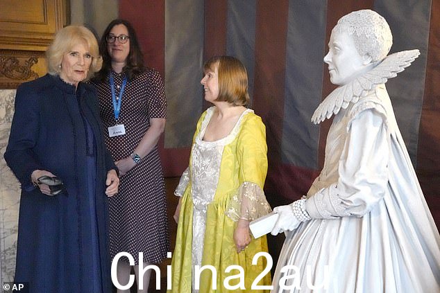 英国的卡米拉,王后在参观位于布伦特福德的波士顿庄园时看着玛丽·里德夫人的雕像