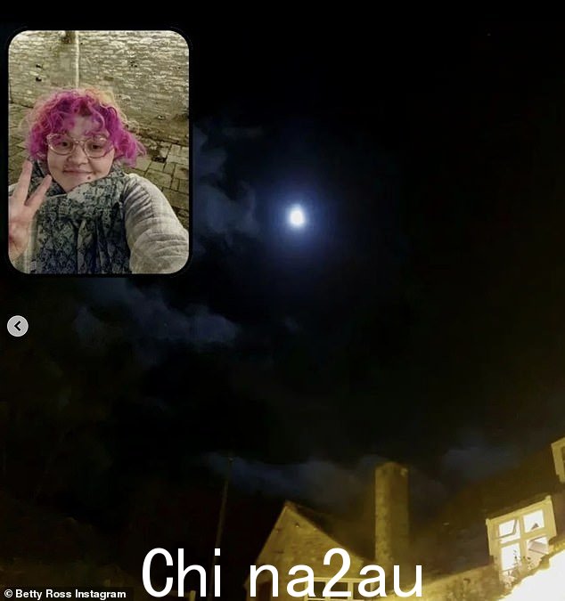 她给帖子加了标题:'一月。又是斯沃尼奇/海边的照片,但我觉得发帖还是很有趣的。'