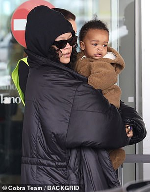 我找到你了:穿过城市的马尔彭萨机场,蕾哈娜 (Rihanna) 在寻找她的汽车时抱着她的小儿子