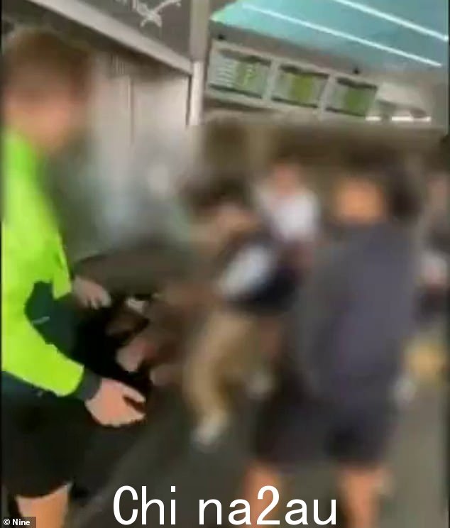 令人震惊的镜头显示，一名十几岁的男孩在黄金海岸的 Coomera 火车站遭到一群学生的残忍殴打