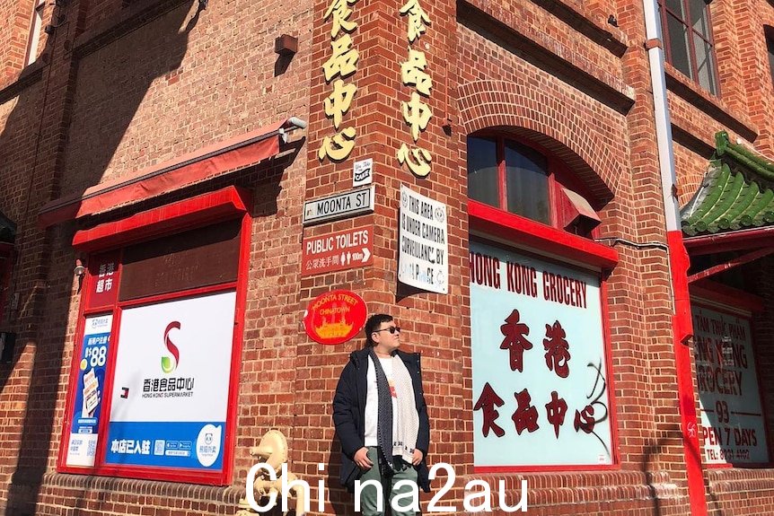 一个男人站在红砖建筑前