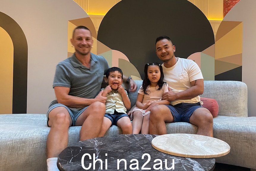 一对同性恋夫妇和他们的孩子坐在一起