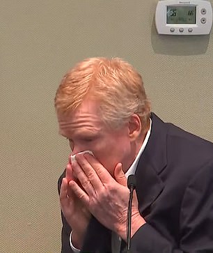 解释为什么他对警察撒谎,默多说:'我不认为我有推理能力,我谎称自己在下面,我很抱歉我这么做了。我对我的儿子 Buster 感到抱歉,我对爷爷、爸爸 T(Maggie 的父亲)感到抱歉……最重要的是,我对 Mags 和 PawPaw 感到抱歉'