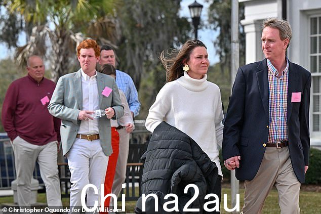 John Marvin Murdaugh 和他的妻子 Lizzie 之后是 Buster 和他的女朋友以及 Randy Mur女儿(蓝色衬衫)星期四抵达球场