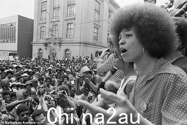 戴维斯(1974 年摄于罗利)说她很高兴得知她的祖父在法庭上挑战了奴隶主。 “我很高兴发现那里有一种抵抗的动机,因为那是我从十几岁起就一直在努力做的事情,”她说。 :100%