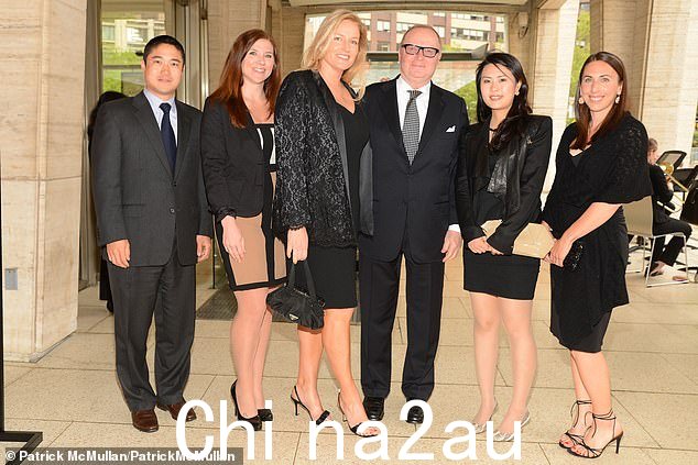 Brian Leung, Sarah Gee, Christina Mahoney, Thomas Lee、Catherine Liu、Jennifer LaRusso-Leung 2013 年在林肯中心合照