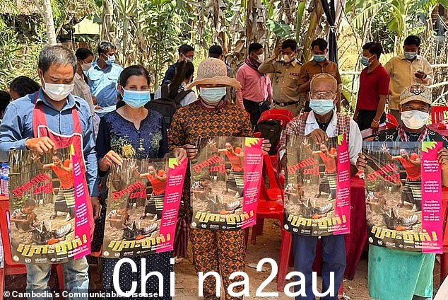 柬埔寨传染病控制部 (CDCD) 周四发布的这张照片显示,村民与波雷文省 H5N1 病毒的海报合影,本周一名女孩死于该病毒