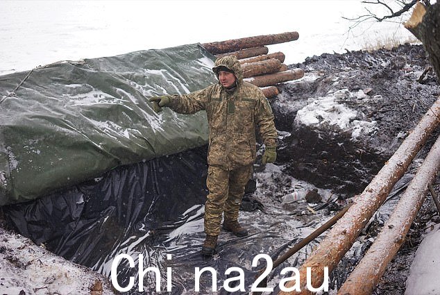 乌克兰士兵说,虽然他们有足够的短程炮弹,可以射程约 5 英里,但他们只剩下 9 枚远程炮弹,可以击中 25 英里外的目标和防空防御系统