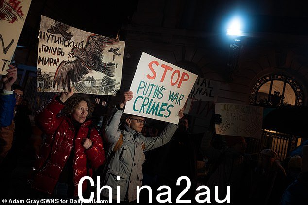英语、俄语和乌克兰语的标语都装饰着乞求阻止普京的标语