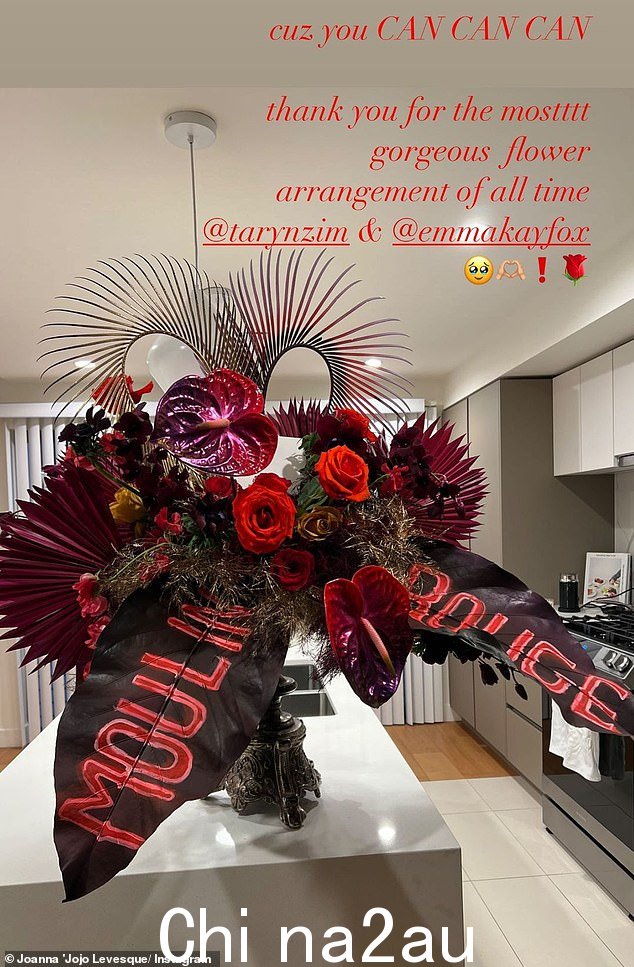 优雅:JoJo 还感谢她在 4 月 11 日开始的红磨坊跑步之前的'华丽的插花'