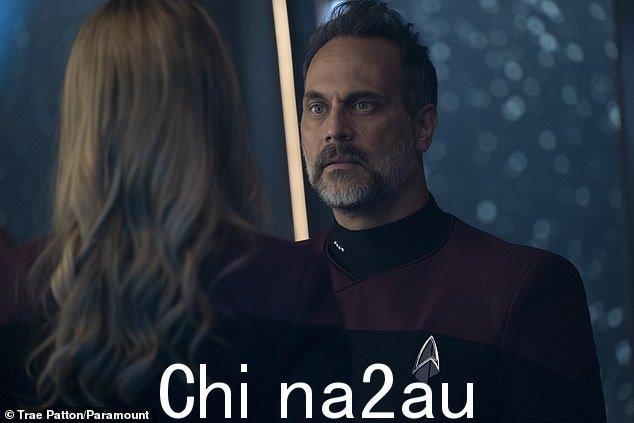 简单地说:¿先生,您可能是拯救英雄的英雄,或者您可能是让两个传奇人物死去的船长。这是你的电话,先生,'她说