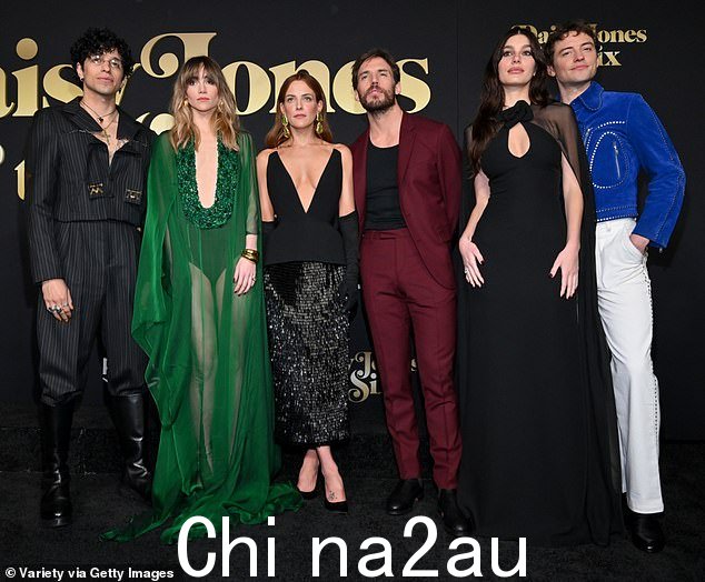 大家在一起!她和她在红车手上的联合主演一起加入了;(从左到右)Sebastian Chacon、Suki Waterhouse、Riley、Sam Claflin、Camila Morrone 和 Josh Whitehouse
