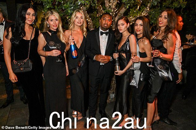 女孩们来了:James McNair 与一群美女合影