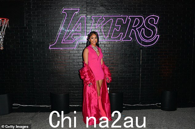 哇因素:Saweetie 穿着小巧的粉红色衣服看起来令人难以置信,突出了她苗条的身材 - 以及健美的双腿和宽阔的乳沟