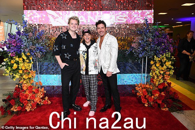 '这是 WorldPride,它就像 FIFA 世界杯一样酷儿能量,所以这是一件大事,它在我的国家,'喝太多的歌手告诉悉尼先驱晨报