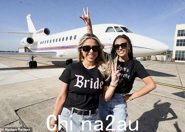 Bridgett,30 岁,在她的 Instagram 上发布了多张私人飞机的照片,她和她工作人员穿着黑色和粉红色的 T 恤,上面写着“Bridgett 的单身女郎”