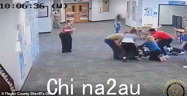 在他与他们搏斗时,需要五名工作人员才能制止并把他拖离她的身体