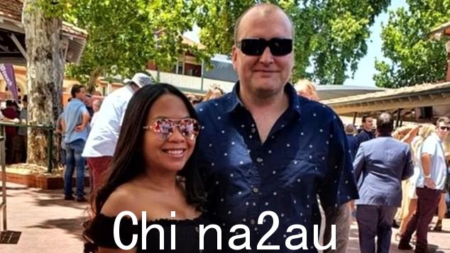 约翰斯顿先生与他的妻子和儿子在印度尼西亚度假。她告诉警方她的丈夫外出或周三晚上 7 点 30 分左右喝了一晚