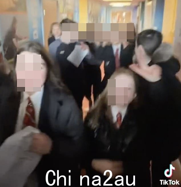 学生们在林肯郡避风港高中的学校走廊上行进